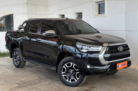TOYOTA HILUX 2.8 D-4D TURBO DIESEL CD SRX 4X4 AUTOMÁTICO TOYOTA HILUX 2.8 D-4D TURBO DIESEL CD SRX 4X4 AUTOMÁTICO